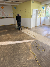 Good looking– Unser Parkett soll schöner werden 😄 Parkett in der Garderobe bei der Überarbeitung